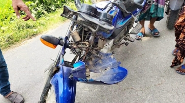বাড়ীতে হামলা,নগদ টাকা লুট